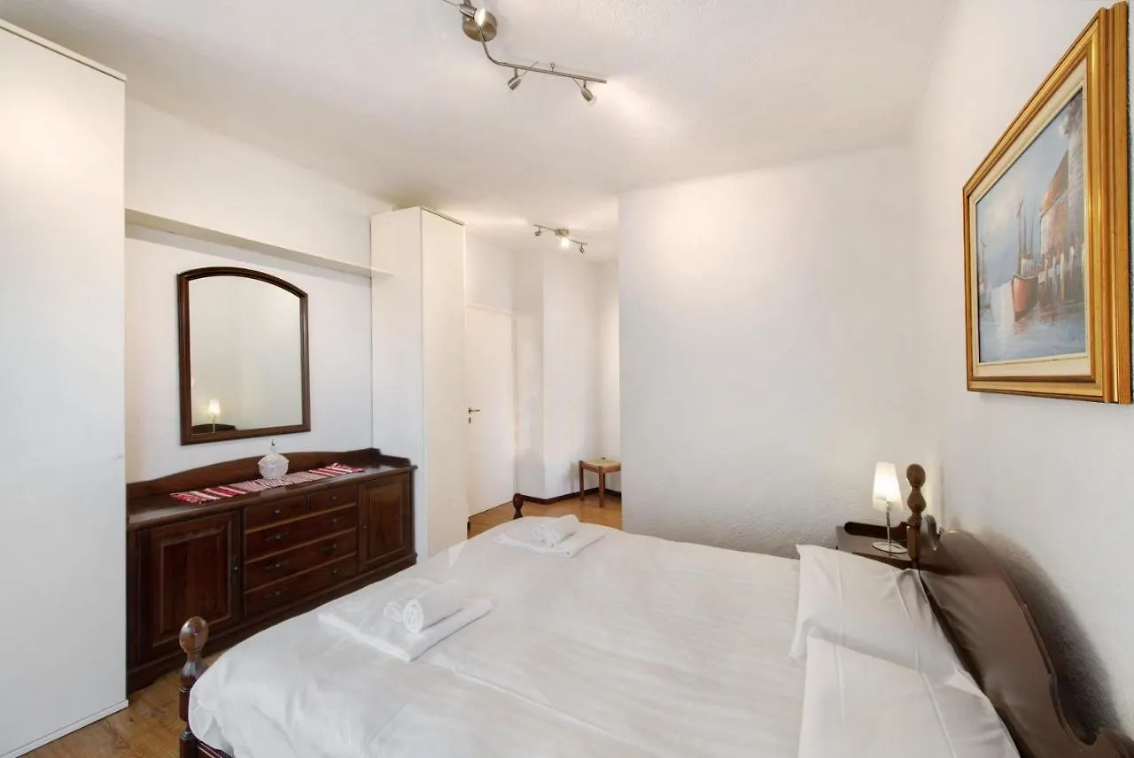 Topazio Lierna Apartment