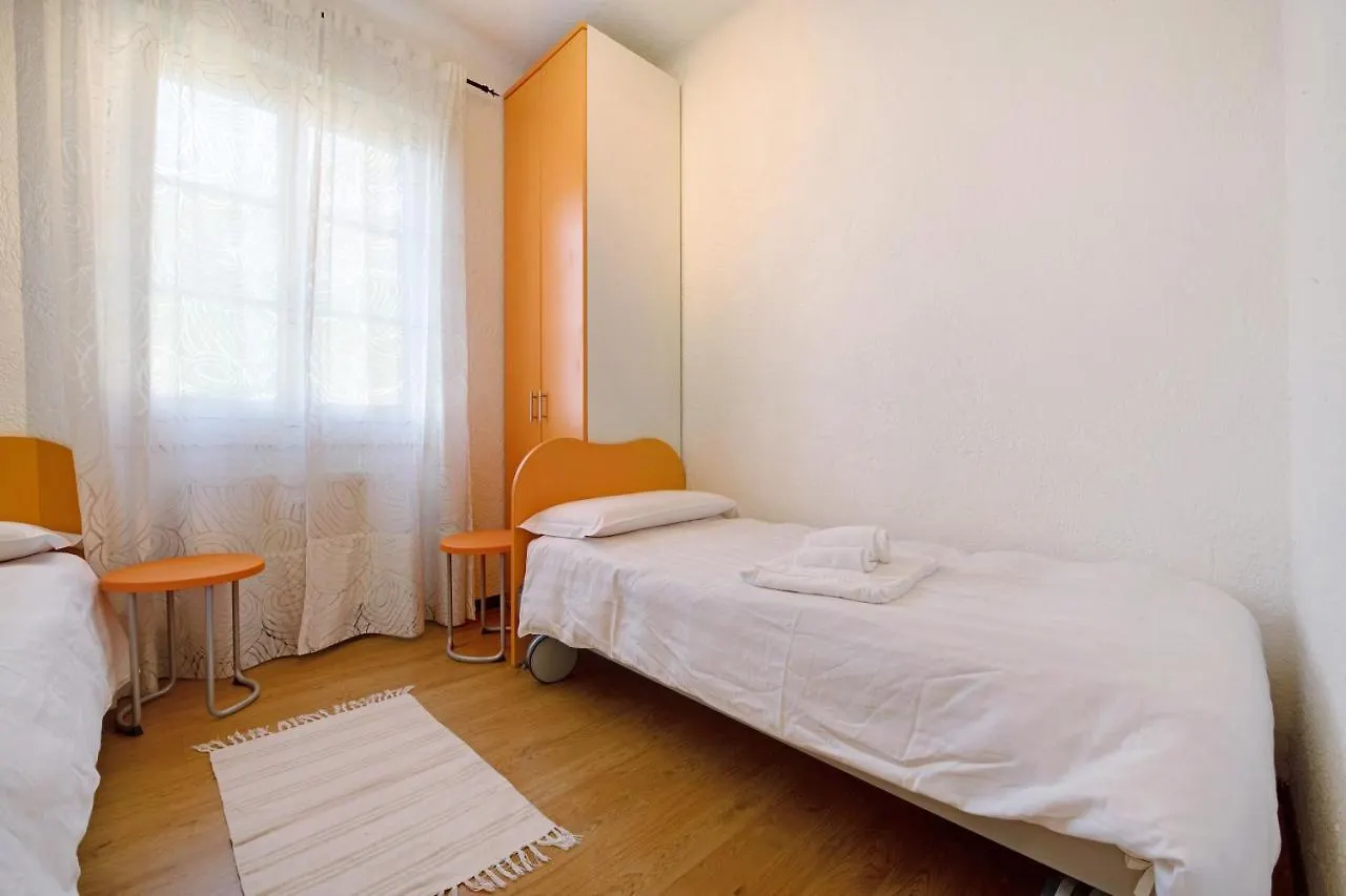 Topazio Lierna Apartment